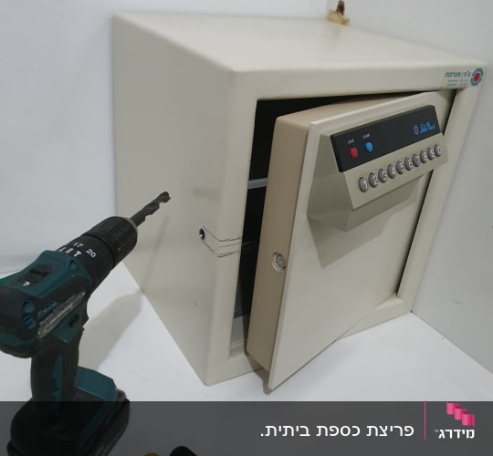 כספת פתוחה עם מקדחה וכלי עבודה